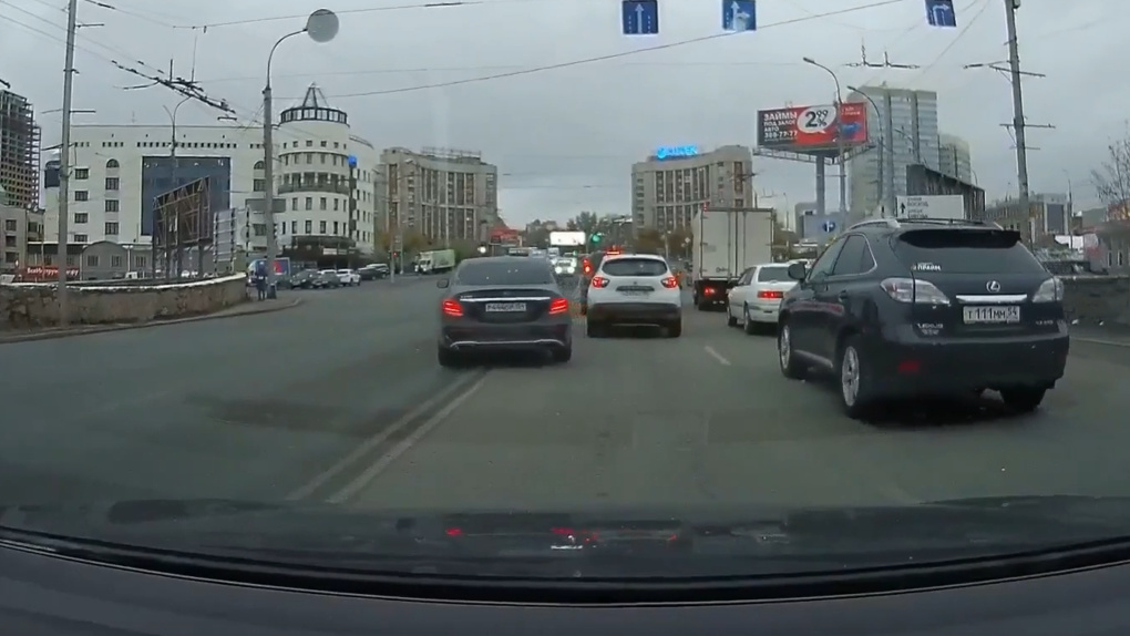 Водитель иномарки пересёк три встречные полосы на Октябрьском мосту в Новосибирске. ВИДЕО
