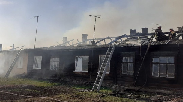 Тушили больше часа. Под Омском сгорели дом и две квартиры