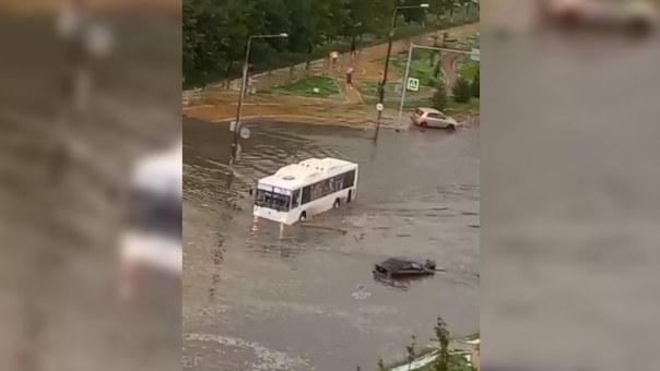 Салоны общественного транспорта в Новосибирске затопило во время ливня