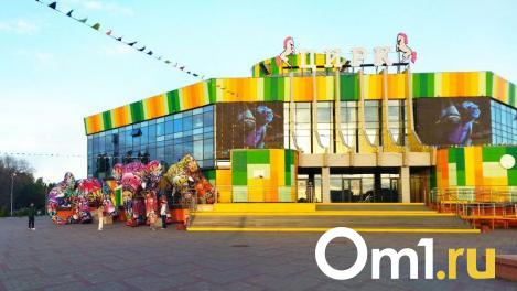 У омского цирка появились надувные слоны