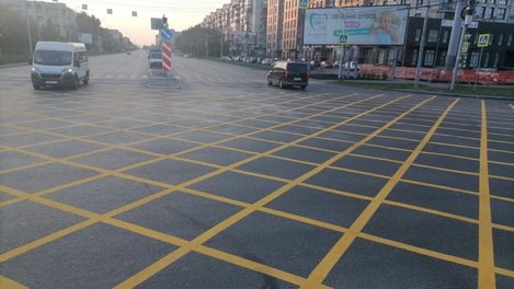 Названы омские перекрёстки, где скоро появится «вафельная» разметка