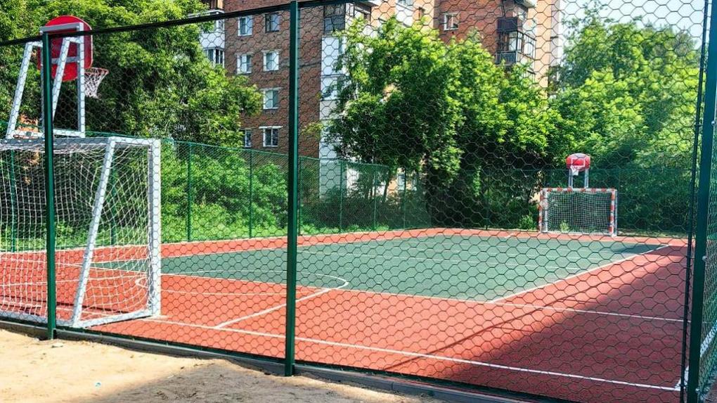 В Омске появилась новая футбольно-баскетбольная площадка