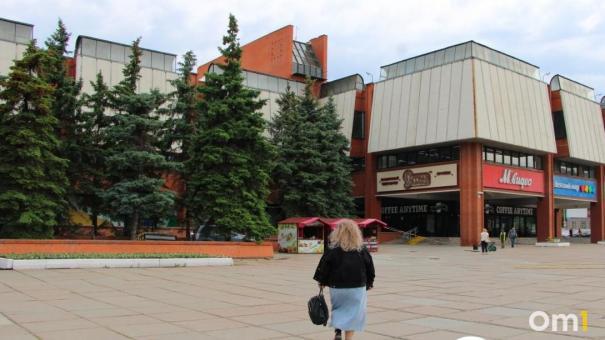 В Омске возле ТЦ «Омский» вырубили старые ели