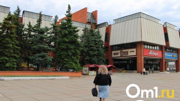 В Омске возле ТЦ «Омский» вырубили старые ели