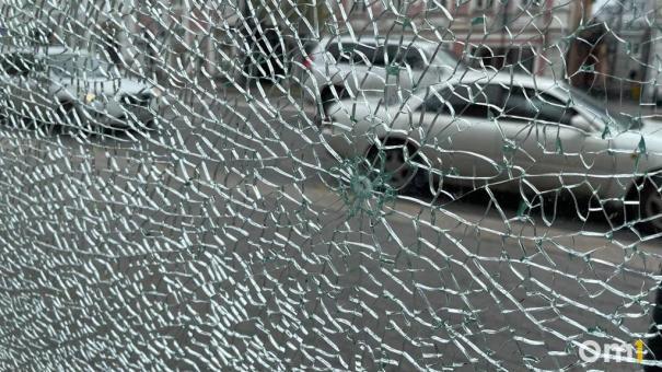В Омске вандалы добрались и до остановки за ТЦ «Мега»