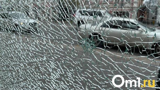 В Омске вандалы добрались и до остановки за ТЦ «Мега»