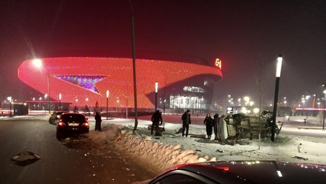 Появилось видео с ДТП, в котором омичка с собакой перевернулась на иномарке у «G-Drive Арены»