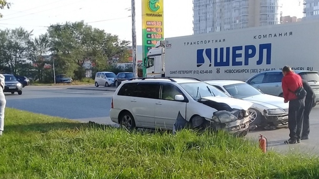 Дрифтер на Toyota Mark II в Омске вылетел на встречку и врезался в лоб в универсал