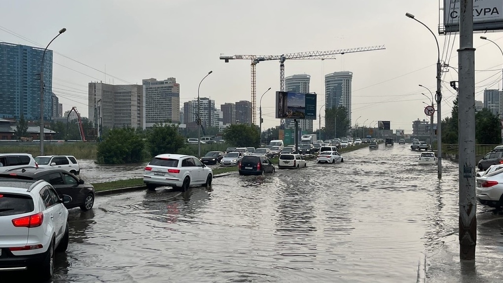 Улицы превратились в реки. Новосибирск затопило после сильного ливня. ФОТО