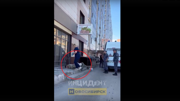 «Без признаков жизни»: в Новосибирске заметили лежащих на улице мужчин в камуфляже