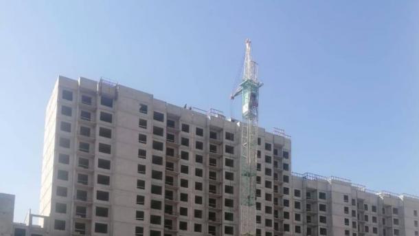 В Новосибирске на стройке возле детсада упала стрела крана