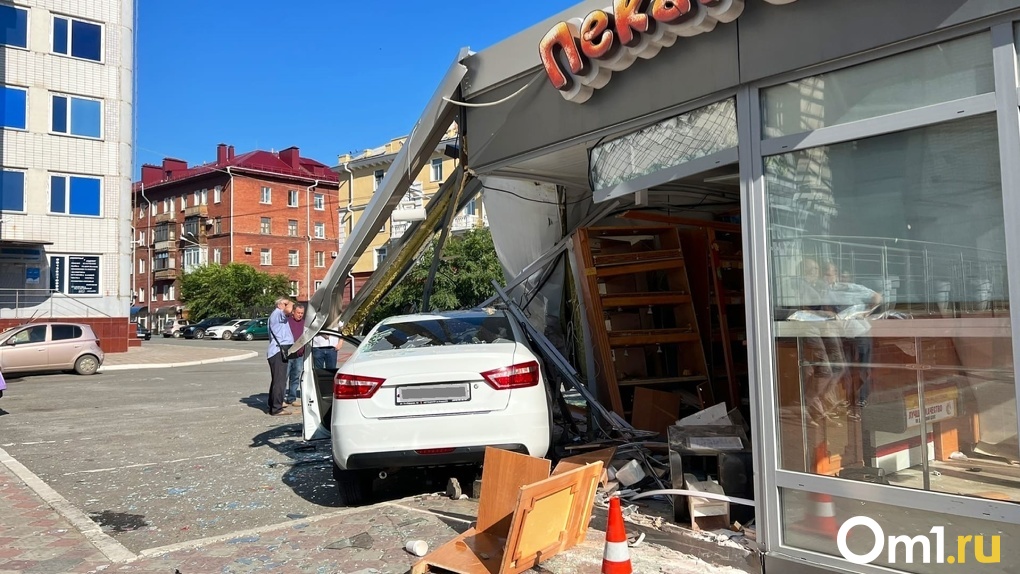 В центре Омска автомобиль протаранил киоск «Пекарушки»