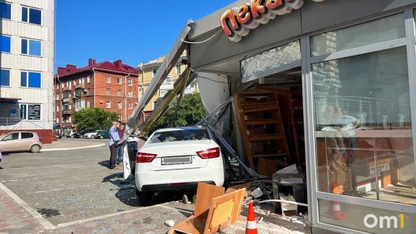 В центре Омска автомобиль протаранил киоск «Пекарушки»