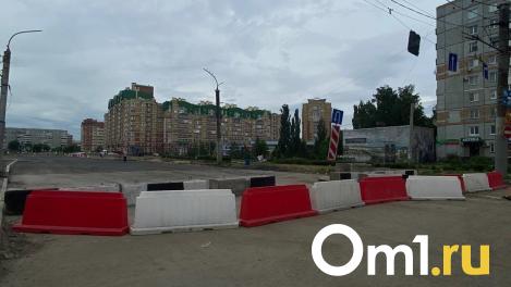 Прилипает подошва: омичи ходят по горячему асфальту на бульваре Архитекторов