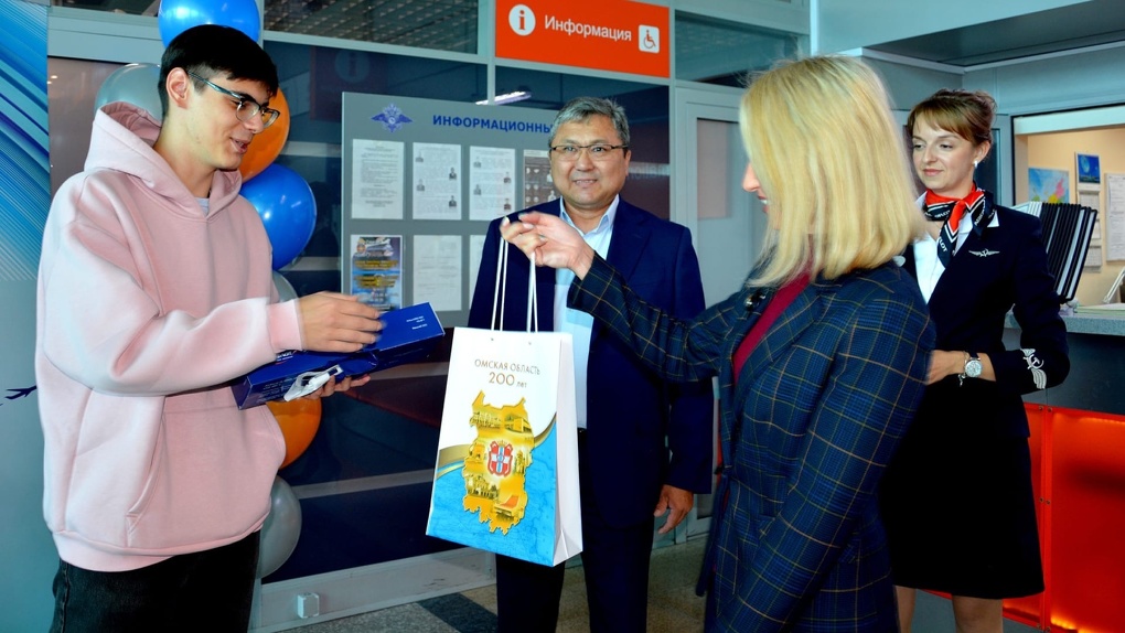 В омском аэропорту наградили 100-тысячного пассажира