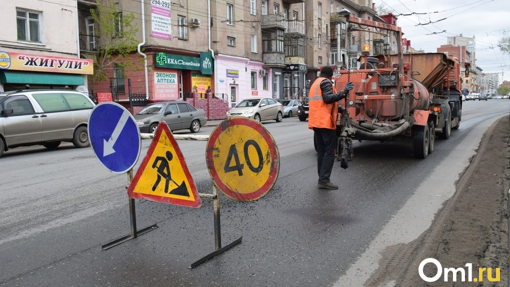 Асфальт во время дождя начали укладывать дорожники в Новосибирске