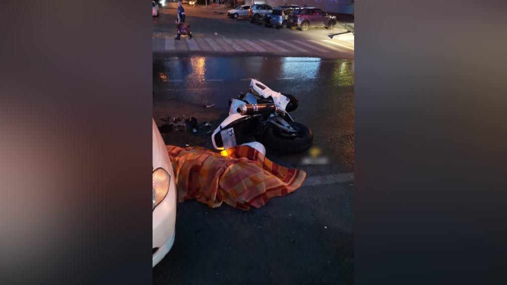 Тело у колёс иномарки: 24-летний мотоциклист погиб в ДТП в Новосибирске