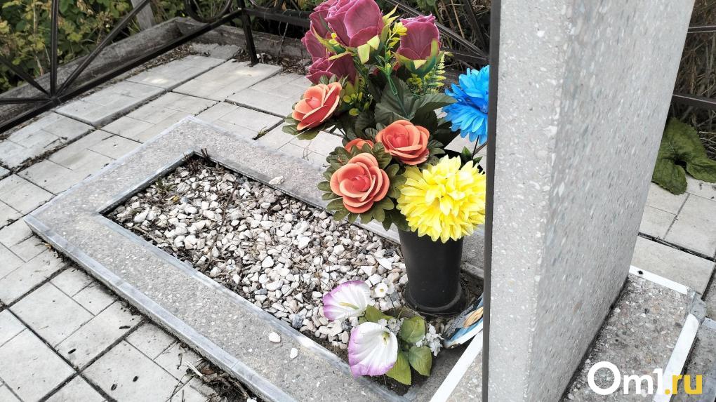 «Игрушки и венки сожжены»: неизвестные подожгли могилу малышки, умершей после операции в Новосибирске