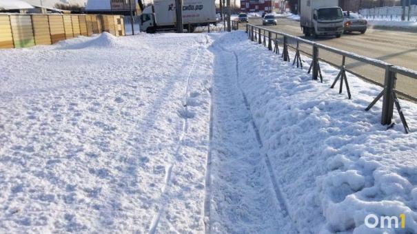 Омичке вывалили снег с очищенных дорог прямо перед домом