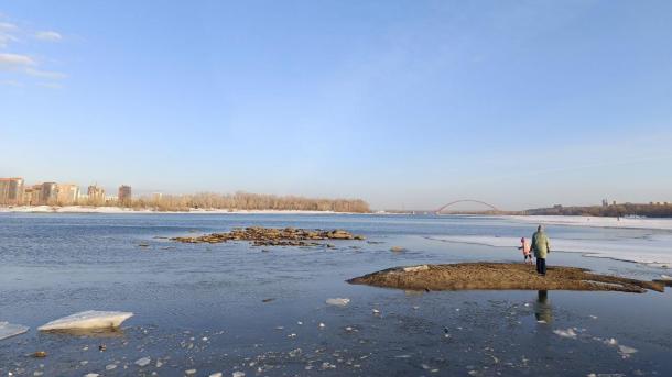 Спасатели предупреждают: на водоёмах Новосибирска появился тонкий лёд, опасный для детей