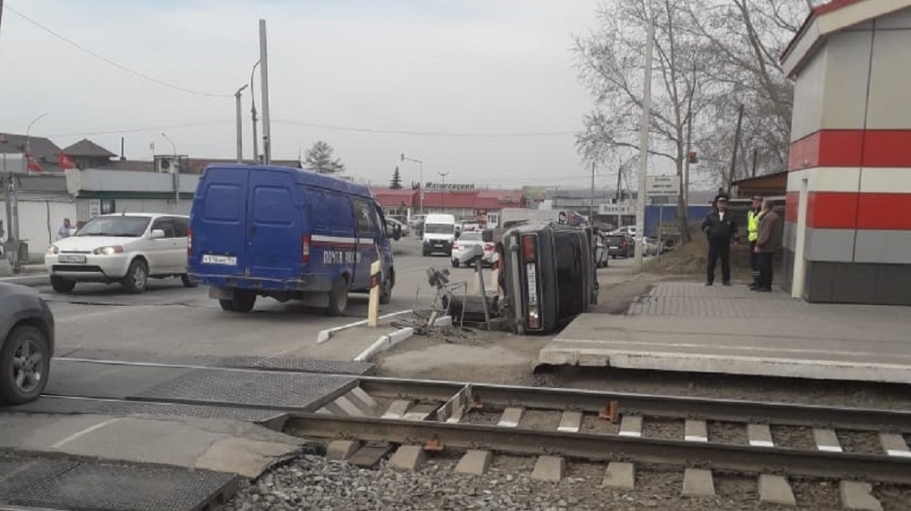Едва не угодил под поезд: 70-летний водитель «шестерки» перевернулся на переезде в Новосибирске