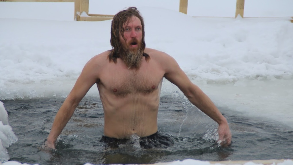 Кому нельзя нырять в прорубь на Крещение, рассказал новосибирский врач