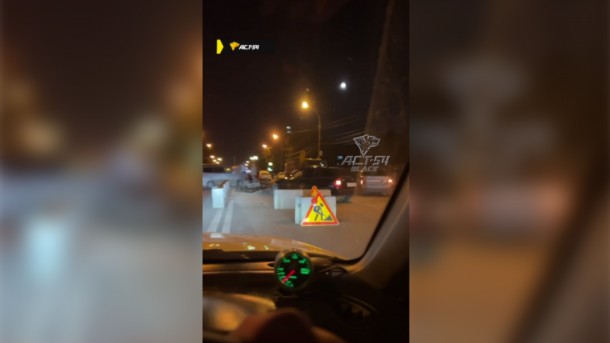 Шесть машин врезались в бетонные блоки на улице Немировича-Данченко в Новосибирске