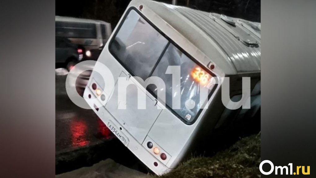 На дороге в Омске, где перевернулся автобус, поставят предупреждающие знаки