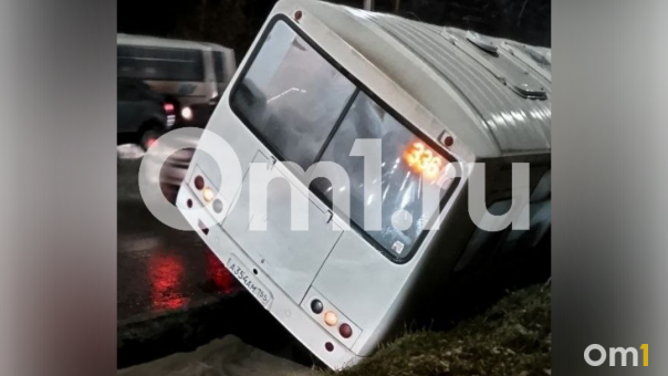 На дороге в Омске, где перевернулся автобус, поставят предупреждающие знаки