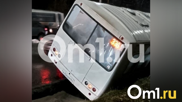 На дороге в Омске, где перевернулся автобус, поставят предупреждающие знаки