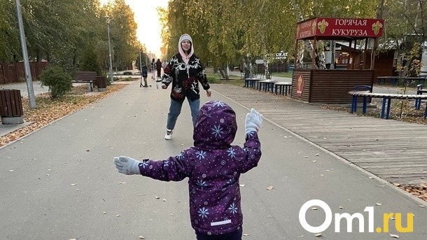 Первые лица Омской области поздравили омичек с Днём матери
