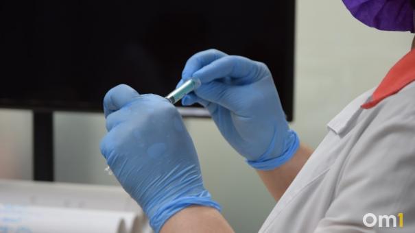 Омичей предостерегают от поддельной вакцины, которая якобы спасает от смертельной болезни