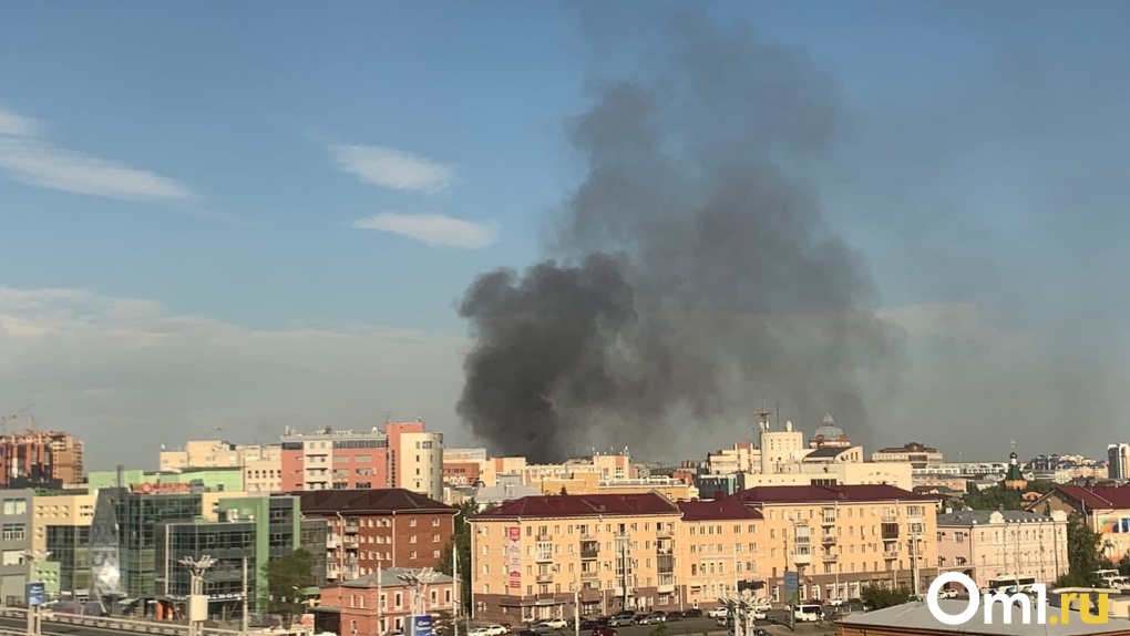 Пожар в центре омска. Дружино Омская область пожар. В Омске взрывы слышны. Дым «столбом» - к Ясной погоде.. Сегодня в Омске сильный дым.