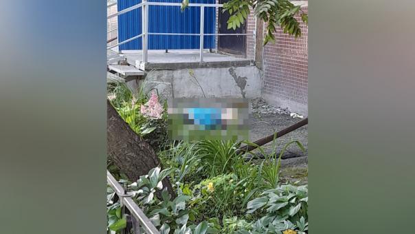 Пенсионерка выпала из окна дома на Гусинобродском шоссе в Новосибирске