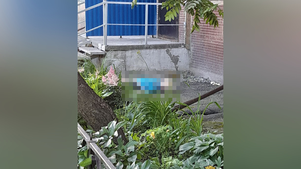 Пенсионерка выпала из окна дома на Гусинобродском шоссе в Новосибирске
