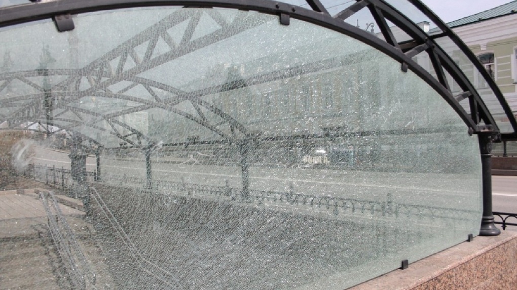 Дотанцевались: в Омске на Любинском проспекте разбили стекло у подземного перехода