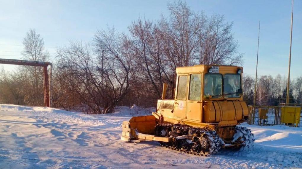 На борьбу со снегом бросили технику омских предприятий