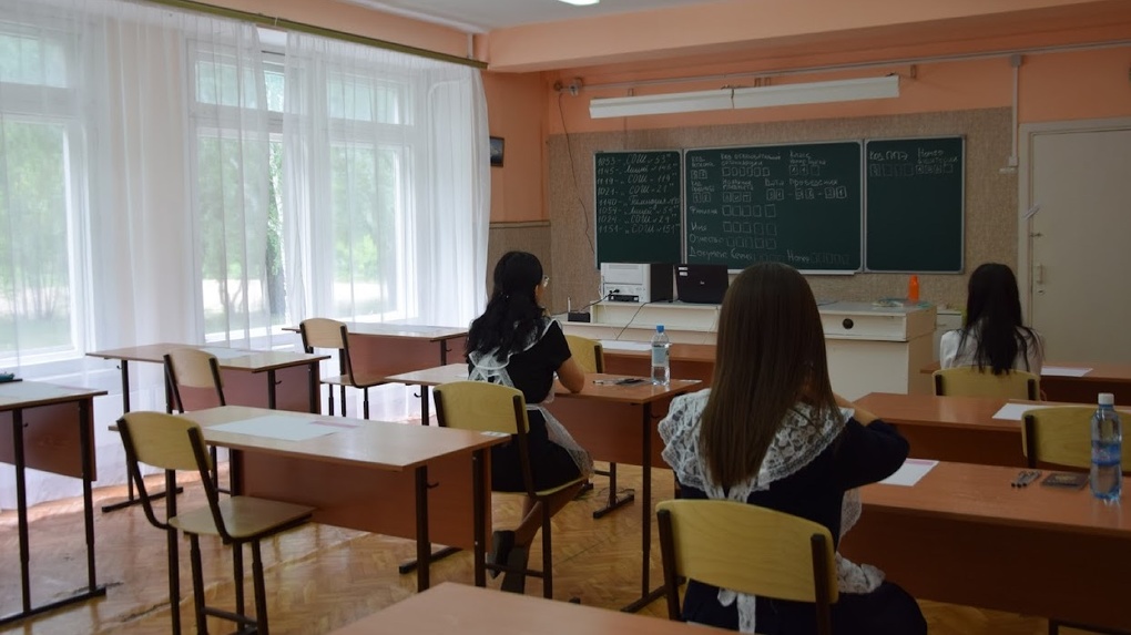 Омскую школьницу удалили с ЕГЭ за то, что она достала телефон ещё до начала экзамена