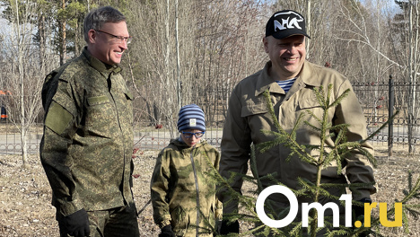 Первые лица Омска на общегородском субботнике высадили около 90 саженцев