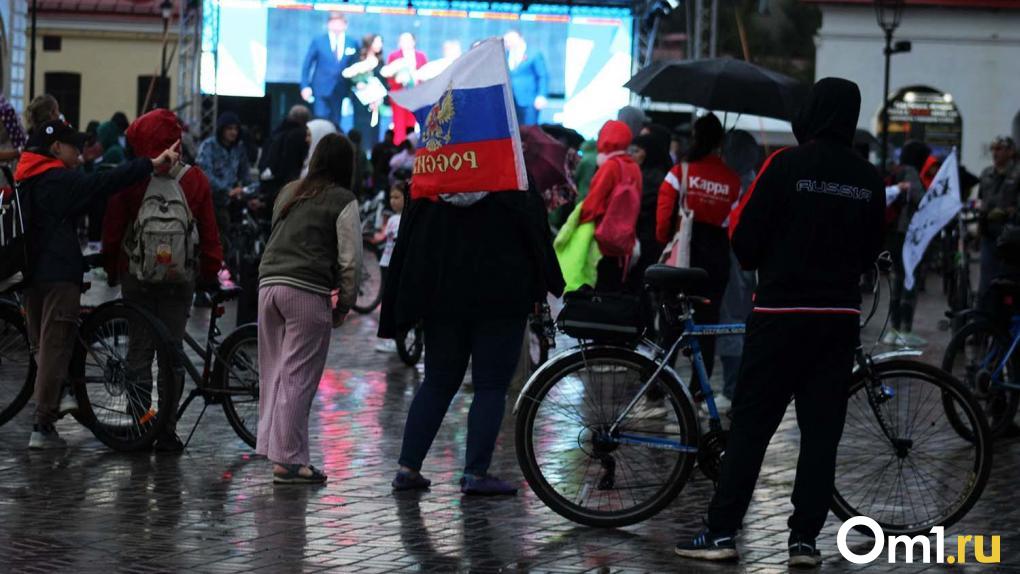 «Лужи мешали, но в душе радость»: омичи проехали на велосипедах 7 километров под дождём