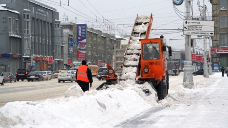 В Новосибирске усилили меры по уборке снега с проезжих частей