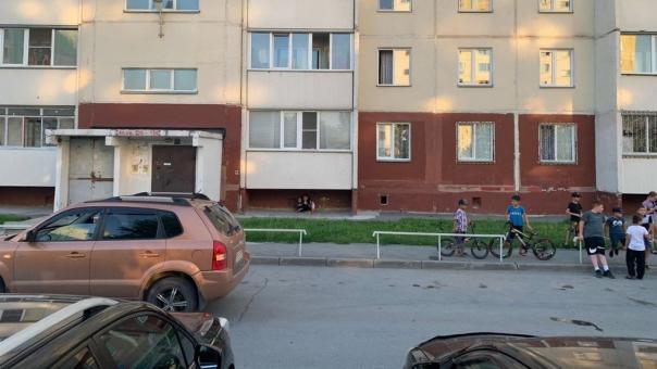 Во дворе в Октябрьском районе Новосибирска водитель иномарки сбила 10-летнюю девочку