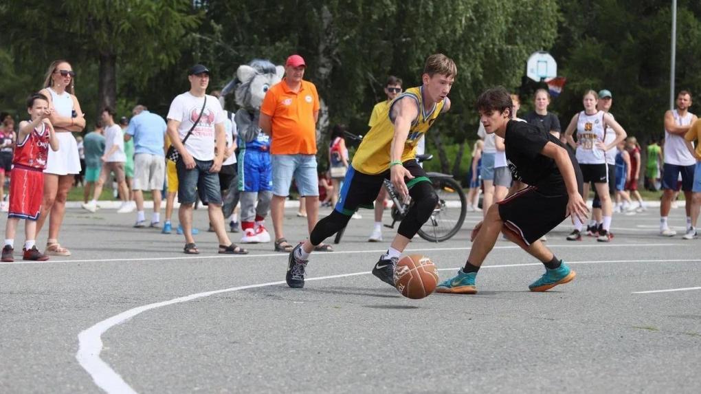 В Омске почти 100 команд приняли участие в соревнованиях по стритболу