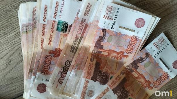 Омский пенсионер, поверив в аварию дочери, потерял 100 тысяч рублей
