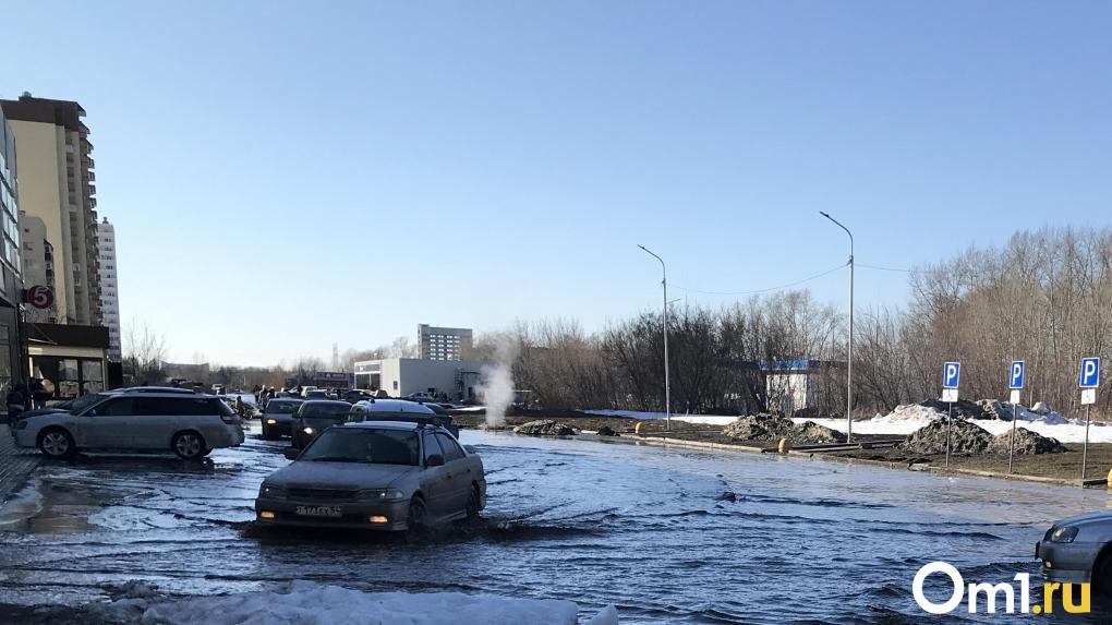 В Рябиновке затопило единственную дорогу, которая соединяет микрорайон с городом