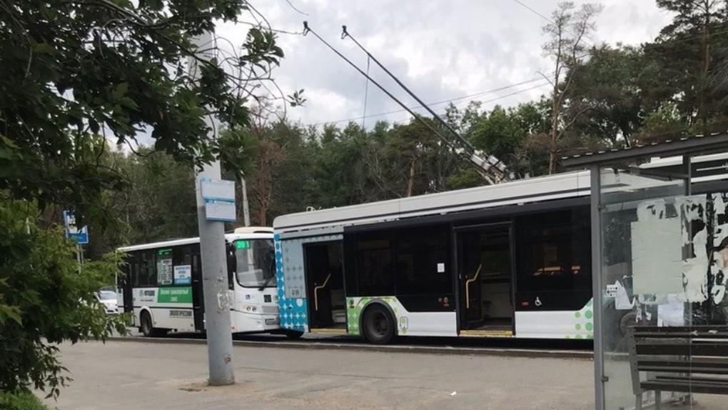 Больше сотни пассажиров внутри: в Омске столкнулись троллейбус и автобус