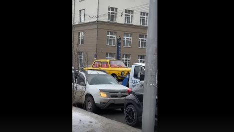 Набитый новогодними подарками «Запорожец» эвакуировали в Новосибирске