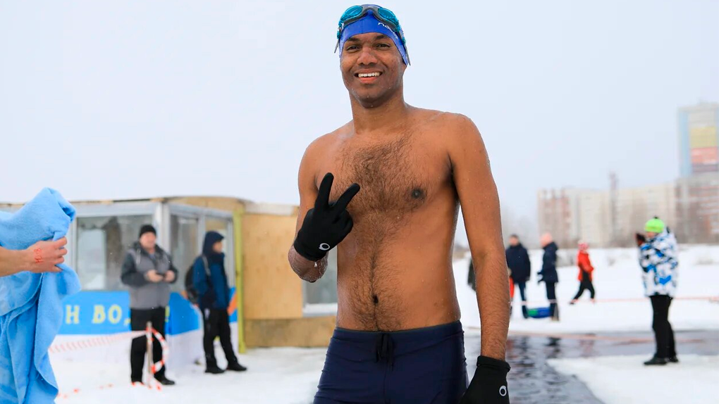 Искупался при 30-градусном морозе: в Новосибирске индус снимается в документальном фильме о моржах