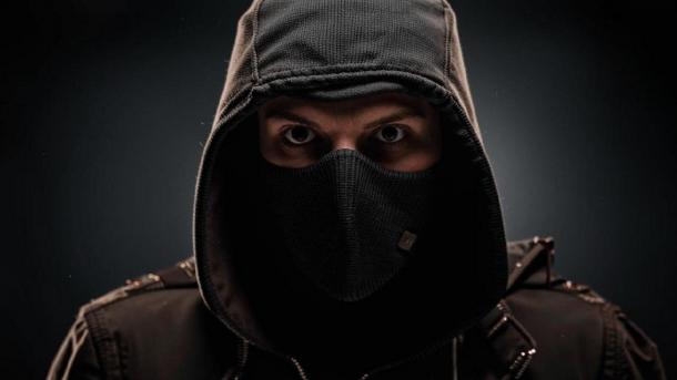 В Новосибирске ищут мошенника, который усыпил девушку в кафе