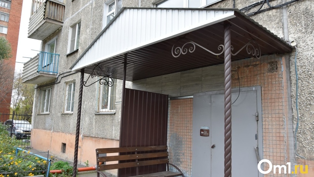 В Омске жильцы дома не могут попасть в подъезд из-за обработки от коронавируса